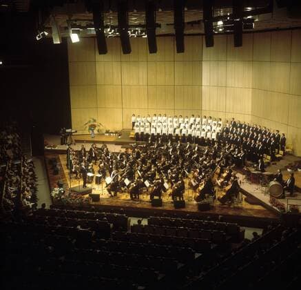 Dirigent Heinz Rögner (GDR) mit dem Rundfunk-Sinfonie-Orchester Berlin und dem Rundfunkchor Berlin während eines Konzerts im Großen Saal vom Palast der Republik