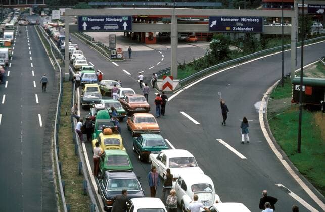 Stau am innerdeutschen Grenzübergang Dreilinden