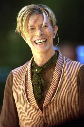 Sänger David Bowie (GBR) lacht während seinem Auftritt in der -Harald Schmidt Show-