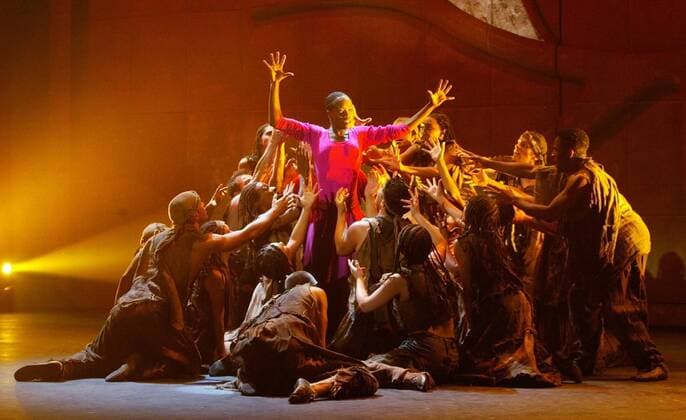 -Musical Aida- Darstellerin Florence Kasumba (EAU als Aida) mit Tänzern während der ZDF Sendung -Wetten dass- in Karlsruhe