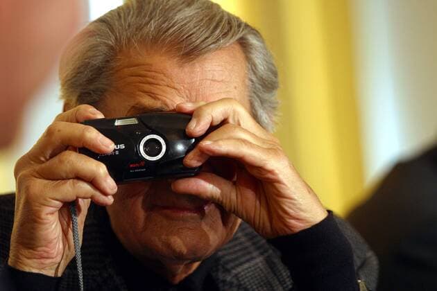 Fotograf Helmut Newton (GER) fotografiert anlässlich der Übergabe seiner Fotosammlung an die Stadt Berlin