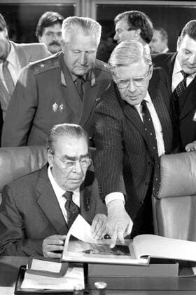 Leonid Breschnew (vorn UDSSR KPDSU Generalsekretär) und Helmut Schmidt (re. GER SPD Bundeskanzler) blättern in einem Fotoalbum - Staatsbesuch in Bonn