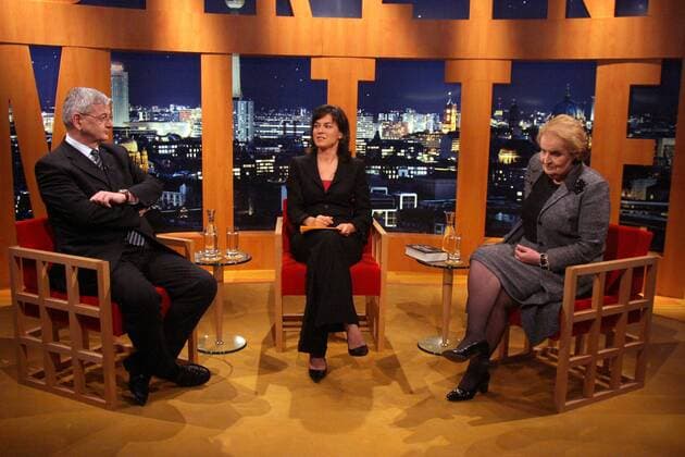Außenminister Joschka Fischer (li., GER Bündnis90-Die Grünen), Madeleine K. Albright (re., USA) und Moderatorin Maybrit Illner (GER) anlässlich der Talkshow -Berlin Mitte-