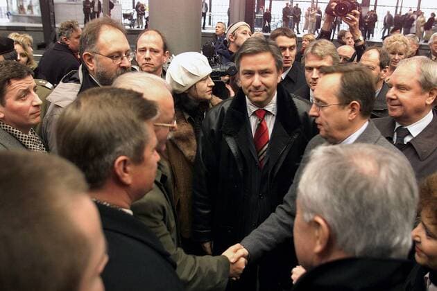 Klaus Wowereit (Mitte GER SPD Regierender Bürgermeister Berlin) und Peter Strieder (GER SPD Stadtentwicklungssenator) begrüßen die polnische Delegation anlässlich der Ausstellungseröffnung -160 Jahre Eisenbahnverbindung Berlin-Stettin-