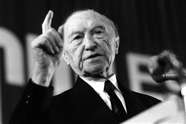 Konrad Adenauer (GER CDU Bundeskanzler a.D.) erhebt ermahnend den Zeigefinger