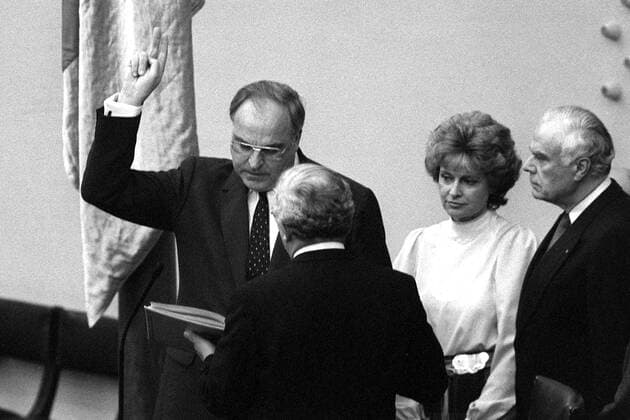 Dr. Helmut Kohl (li. GER CDU) leistet seinen Amtseid gegenüber dem Bundestagspräsidenten Richard Stücklen (vorn GER CSU), Hannelore Kohl (re. GER) - Vereidigung zum Bundeskanzler in Bonn,