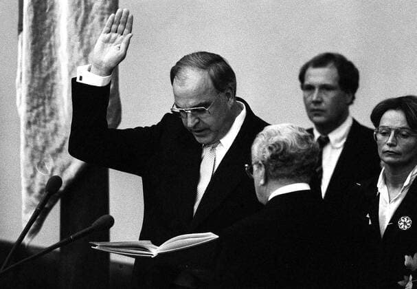 Dr. Helmut Kohl (li. GER CDU) leistet seinen Amtseid gegenüber dem Bundestagspräsidenten Richard Stücklen (vorn GER CSU) - Vereidigung zum Bundeskanzler in Bonn