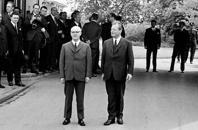 Bundeskanzler Willy Brandt (re. GER SPD) und Willi Stoph (GDR Vorsitzender des Ministerrates der DDR) vor dem Schlosshotel anlässlich der -Kasseler Gespräche-