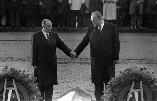 Bilder des Tages Dr. Helmut Kohl (re. GER CDU Bundeskanzler) und Francoir Mitterrand (li. FRA Staatspräsident) reichen sich die Hände während einer Feierstunde zum Gedenken an die Gefalllenen beider Weltkriege - Verdun