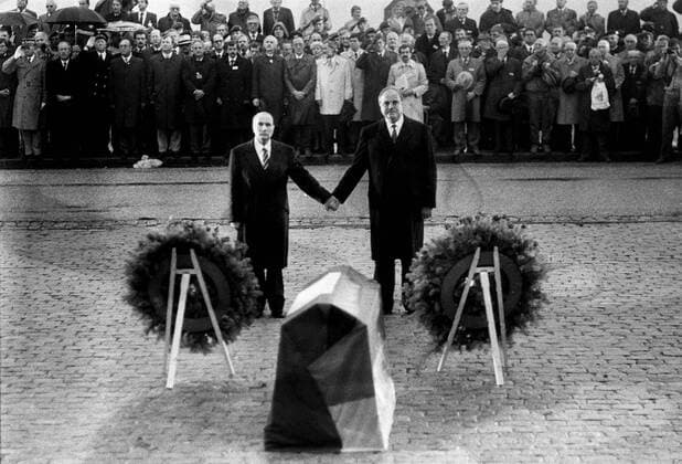 Dr. Helmut Kohl (re. GER CDU Bundeskanzler) und Francoir Mitterrand (li. FRA Staatspräsident) Hände haltend während der Feierstunde zum Gedenken an die Gefalllenen beider Weltkriege - Verdun