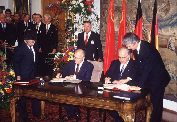 POLITIK 25 Jahre Deutsche Einheit: Die Wiedervereinigung Bundeskanzler Helmut Kohl (2.v.re. GER CDU) und Michail Gorbatschow (2.v.re. URS Präsident der Sowjetunion und Vorsitzender der KPdSU) unterzeichnen den -Vertrag zur deutschen Einheit- in Moskau