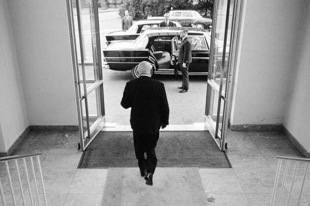 Ludwig Erhard (GER Bundesvorsitzender der CDU) verlässt nach seinem Rücktritt als Bundeskanzler das Palais Schaumburg in Bonn