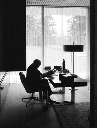 Bundeskanzler Ludwig Erhard (GER) am Schreibtisch in seinem Arbeitszimmer in Bonn