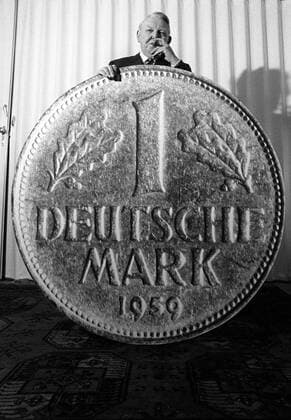 Ludwig Erhard (GER Ehrenvorsitzender der CDU) raucht erhaben eine Zigarre hinter einer starken D-Mark