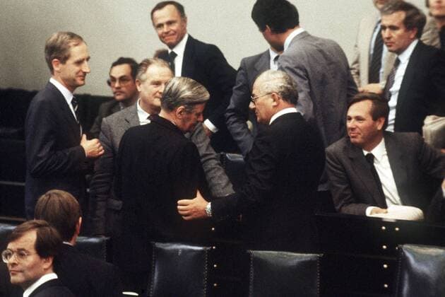 Bundeskanzler Helmut Schmidt (li. GER SPD) und Rainer Barzel (re. GER CDU) im Bundestag, re. Innenminister Jürgen Schmude (GER SPD) - Ende der sozial-liberalen Koalition