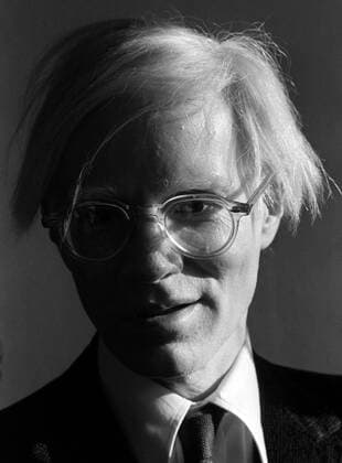 Künstler Andy Warhol (USA) lächelt