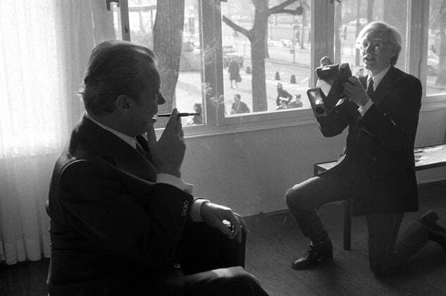 Bundeskanzler Willy Brandt (li., GER SPD) wird von Künstler Andy Warhol (USA) fotografiert,