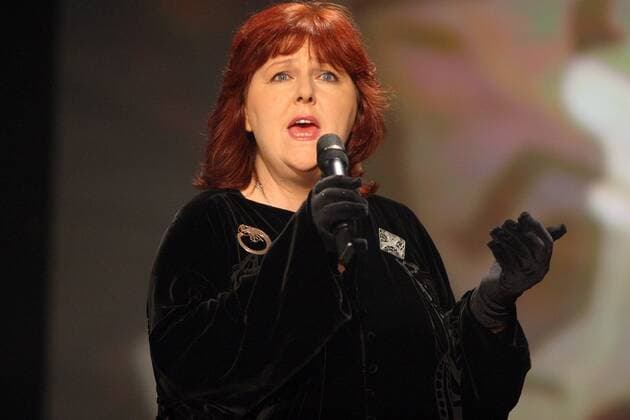 Sängerin Maggie Reilly (GBR) singt während ihres Auftritts in der MDR-Sendung -Musik für Sie- in Halle Saale