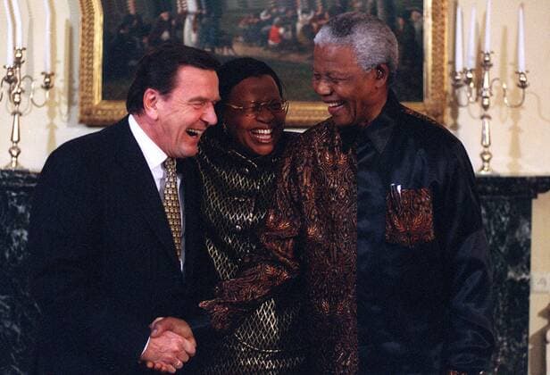 Nelson Rolihlahla Mandela (re., RSA Präsident der Republik Südafrika) mit Ehefrau Graca Machel (Mitte, RSA) und Bundeskanzler Gerhard Schröder (li., GER SPD)