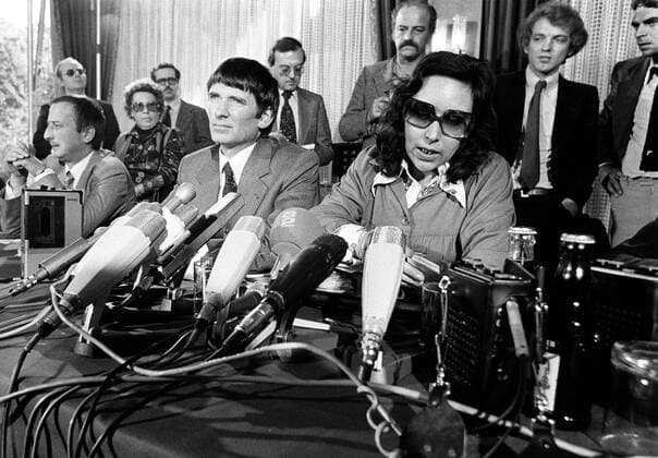 Rechtsanwältin Jutta Bahr-Jendgens (re. Verteidigerin Irmgard Möller) und Otto Schily (beide GER Verteidiger Gudrun Ensslin) während einer Pressekonferenz nach dem Selbstmord der in Stuttgart-Stammheim inhaftierten RAF Mitglieder