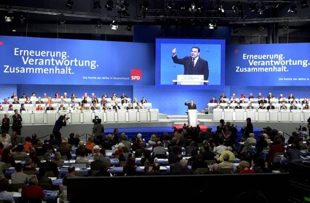 Bundeskanzler Gerhard Schröder (GER SPD) spricht zu den Delegierten des Bundesparteitages der SPD in Nürnberg