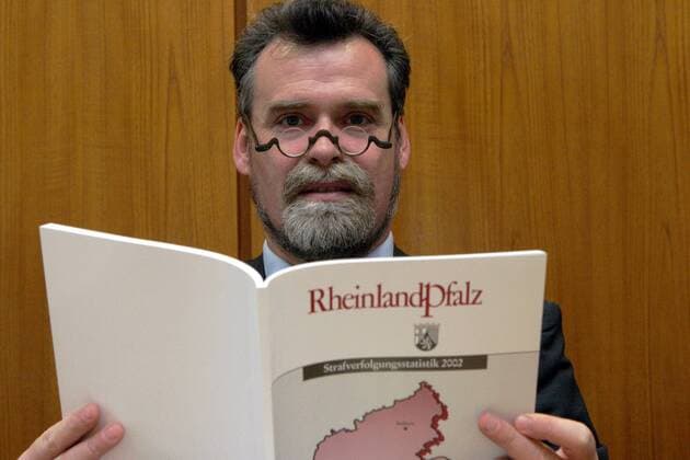 Herbert Mertin (GER FDP Justizminister Rheinland-Pfalz) anlässlich der Vorstellung der Strafverfolgungsstatistik 2002 für Rheinland-Pfalz in Mainz