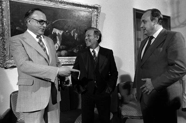 Bundeskanzler Helmut Schmidt (Mitte SPD) mit Außenminister Dietrich Genscher (re., FDP) und Helmut Kohl (CDU Ministerpräsident Rheinland-Pfalz alle GER) im Bundeskanzleramt in Bonn