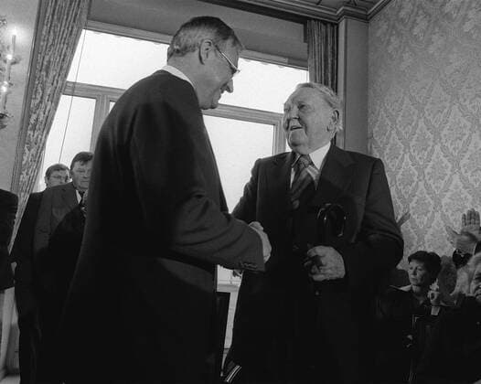 Helmut Kohl (li., Ministerpräsident Rheinland-Pfalz) gratuliert Ludwig Erhard (beide GER CDU) zum 80. Geburtstag