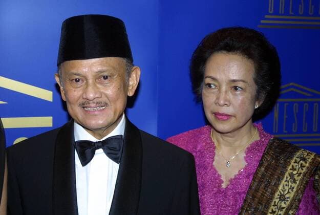 Bacharuddin Jusuf Habibie (Indonesischer Staatspräsident) mit Ehefrau Hasri Ainun Besari (beide INA) anlässlich der Unesco-Gala in Neuss