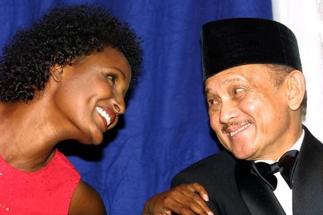UNO-Sonderbotschafterin Waris Dirie (SOM) im Gespräch mit Bacharuddin Jusuf Habibie (INA Indonesischer Staatspräsident) anlässlich der Unesco-Gala in Neuss