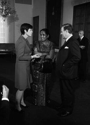 Bundeskanzler Helmut Schmidt (re., GER SPD) mit Ehefrau Hannelore Schmidt (li., GER) und Sirimavo Bandaranaike (SRI (Ministerpräsidentin von Sri Lanka) in Bonn
