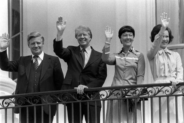 Bundeskanzler Helmut Schmidt (li., GER SPD) mit Jimmy Carter (2.v.l., USA Präsident der USA) und ihren Ehefrauen Hannelore Schmidt (2.v.r., GER) und Rosalynn Carter (re., USA) winken vom Balkon in Washington