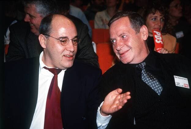 Gregor Gysi (li., PDS-Fraktionsvorsitzender) im Gespräch mit Lothar Bisky (PDS-Vorsitzender beide GER) anlässlich der 1. Tagung des 6. Bundesparteitages der PDS in Berlin
