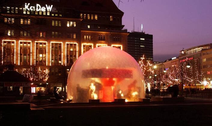 Bewag-Weihnachtsbrunnen mit einer Installation des Lichtkünstlers Nils-R. Schultze auf dem Berliner Wittenbergplatz
