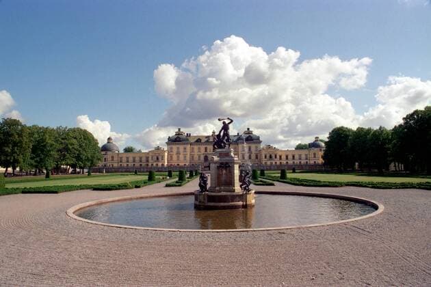 Springbrunnen im Schlosspark von Schloss Drottningholm am Mälaren See - Sitz der königlichen Familie in Stockholm