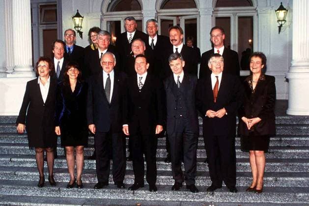 Bundespräsident Roman Herzog (vorn, 3.v.l., CDU) und Bundeskanzler Gerhard Schröder (rechts daneben, SPD) mit den Ministerinnen und Ministern der Bundesregierung, vorn v.l.n.r.: Heidemarie Wieczorek-Zeul (wirtschaftliche Zusammenarbeit und Entwicklung), Edelgard Bulmahn (Bildung beide SPD), Joschka Fischer (Bündnis 90 Die Grünen Auswärtiges), Otto Schily (Inneres), Herta Däubler-Gmelin (Justiz beide SPD), Mitte v.l.n.r.: Franz Müntefering (Verkehr, Bau- und Wohnungswesen), Bodo Hombach (Kanzleramt), Oskar Lafontaine (Finanzen alle SPD), Jürgen Trittin (Bündnis 90 Die Grünen Umwelt und Reaktorsicherheit), Rudolf Scharping (SPD Verteidigung), Hinten v.l.n.r.: Walter Riester (SPD Arbeit und Soziales), Andrea Fischer (Bündnis 90 Die Grünen Gesundheit), Karl-Heinz Funke (SPD Landwirtschaft), Werner Müller (alle GER Parteilos Wirtschaft und Technologie) auf den Stufen der Villa Hammerschmidt in Bonn