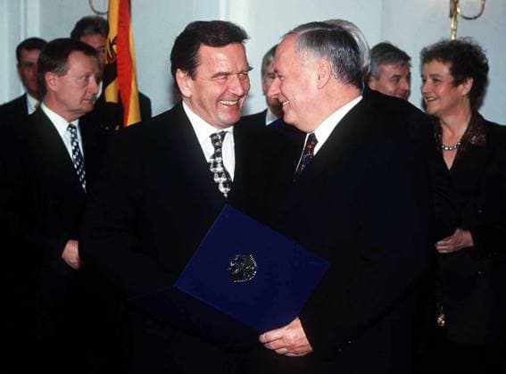 Ministerpräsidenten der deutschen Bundesländer, Saarland, Oskar Lafontaine Bundeskanzler Gerhard Schröder (li.) gratuliert Oskar Lafontaine (beide GER SPD) zu dessen Ernennung zum Bundesfinanzminister