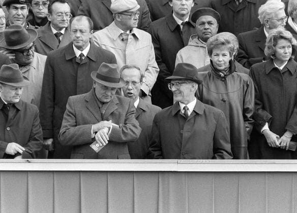 Erich Honecker (vorn re., GDR Staats- und Parteichef), Michail Gorbatschow (vorn 2.v.li., URS Präsident der Sowjetunion) und seine Ehefrau Raissa Gorbatschowa (2.v.re., URS) während der 40-Jahr-Feier in Berlin