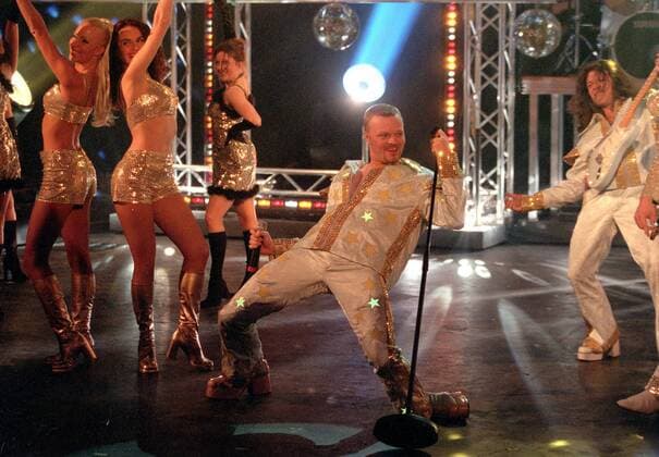 Sänger Stefan Raab (GER) mit Tänzerinnen anlässlich der deutschen Vorentscheidung zum Grand Prix Eurovision in Bremen