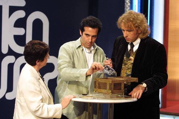 Magier David Copperfield (USA) verblüfft Moderator Thomas Gottschalk (re.) und Rita Süßmuth (CDU Leiterin der Zuwanderungs-Kommission beide GER) während der ZDF-Show -Wetten, dass...?- in Göttingen