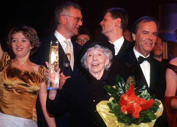 Schauspielerin Inge Meysel (Mitte, GER) erhielt anlässlich der Verleihung des Deutschen Fernsehpreises in Köln den Sonderpreis für ihr Lebenswerk; v.l.n.r. freuen sich mit ihr: Schauspielerin Anna Böttcher, Entertainer Harald Schmidt, Fernsehmoderator Günther Jauch und ZDF-Intendant Prof. Dr. Dieter Stolte (alle GER)