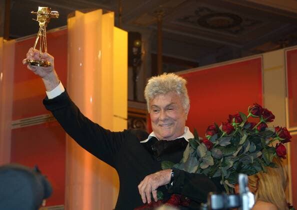 Schauspieler Tony Curtis (USA) präsentiert stolz seine Trophäe anlässlich der Verleihung der -39. GOLDENEN KAMERA- in Berlin