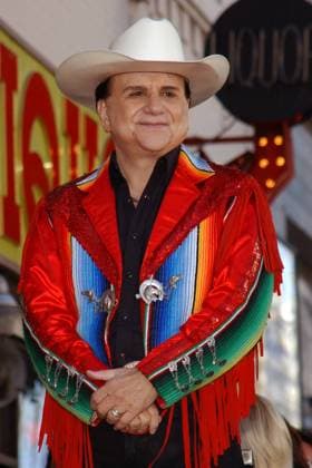 Sänger Johnny Canales (USA) lächelt zufrieden am Rande der Ehrung von Sänger Jose Jose (MEX) mit einem Stern auf dem Hollywood Walk of Fame