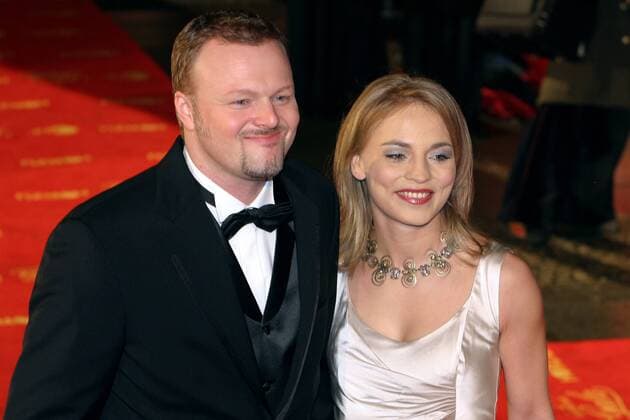 Moderator Stefan Raab (li., GER) mit Boxweltmeisterin Regina Halmich (GER) anlässlich der Verleihung der - 39. Goldenen Kamera - in Berlin