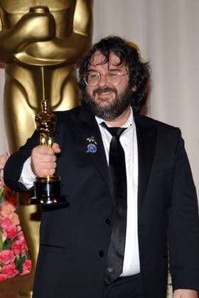 Regisseur Peter Jackson (NZL) mit dem Oscar für die beste Regie anlässlich der 76. Oscarverleihung