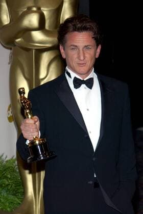 OSCARS. Bester Hauptdarsteller. Preisträger 2001-2010 Schauspieler Sean Penn (USA) mit dem Oscar für die beste männliche Hauptrolle anlässlich der 76. Oscarverleihung