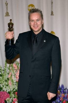 Schauspieler Tim Robbins (USA) freut sich über den Oscar für die beste männliche Nebenrolle anlässlich der 76. Oscarverleihung