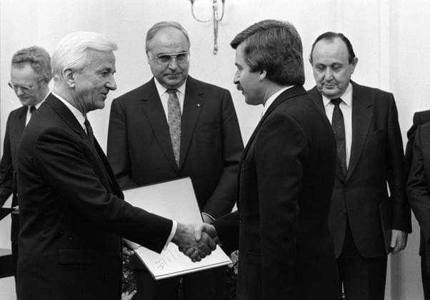 Jürgen W. Möllemann (2.v.re., GER FDP) erhält von Bundespräsident Richard von Weizsäcker (li., GER CDU) seine Ernennungsurkunde zum Bundesminister für Bildung und Wissenschaft, Bundeskanzler Helmut Kohl (2.v.l., GER CDU) und Außenminister Hans-Dietrich Genscher (re., GER FDP) schauen zu