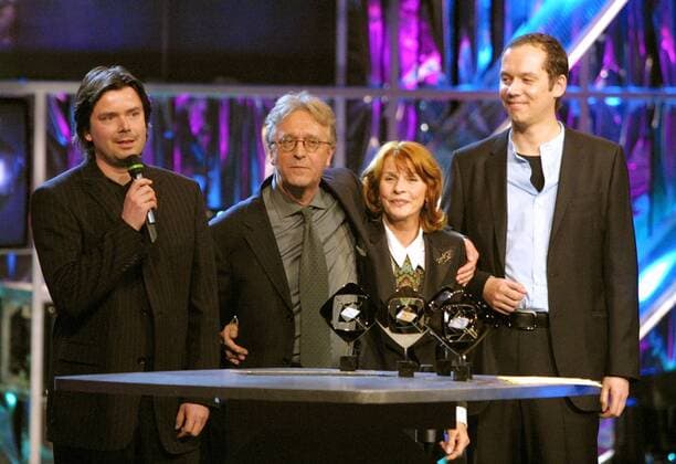 V.l.n.r.: Regisseur Friedemann Fromm (GER), Schauspieler Gerd Anthoff (GER), Schauspielerin Senta Berger (AUT) und Schauspieler Rudolf Krause (GER) erhalten den Grimme-Preis 2003 für ihr Werk - Unter Verdacht -