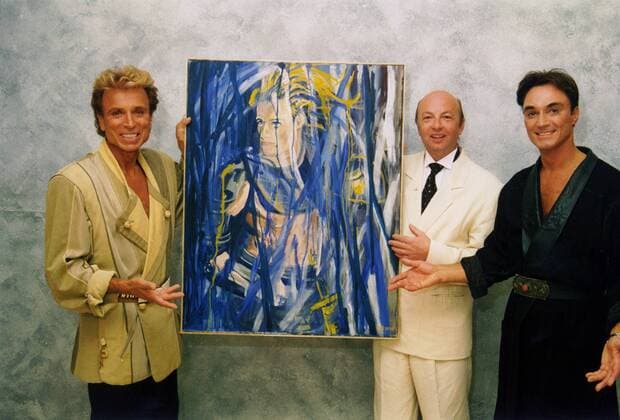 Maler Cleff III. (Mitte) mit Tierbändigern Siegfried (li.) und Roy (alle GER) und dem Gemälde -Siegfried- bei der Übergabe desselben in Las Vegas